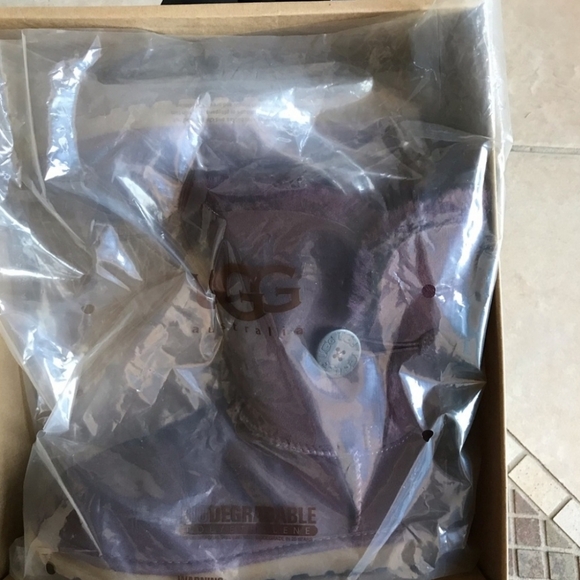 UGG Bailey Boots with button - Picture 6 of 8